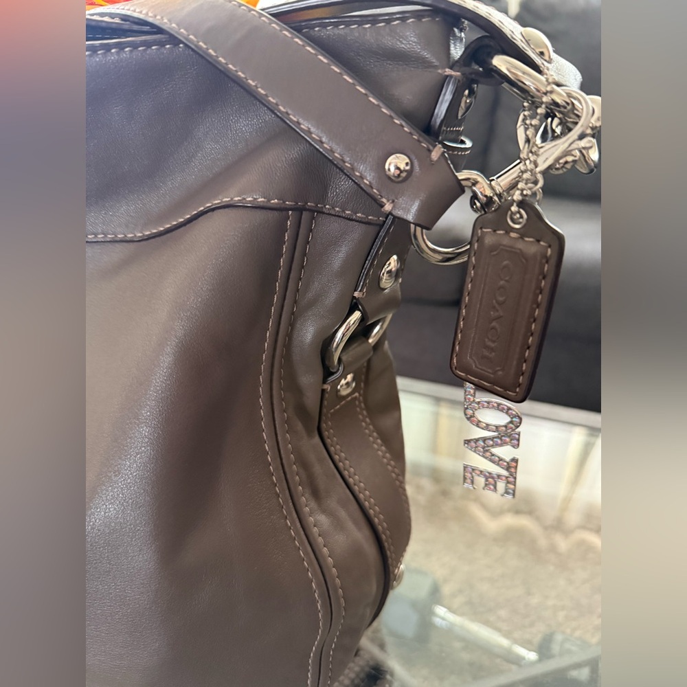 The Coach F14706 is a vintage-style large "Zoe" hobo shoulder bag - Picture 12 of 13